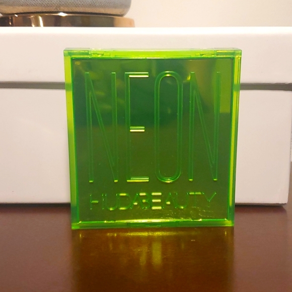 Huda Beauty Neon - Picture 1 of 3